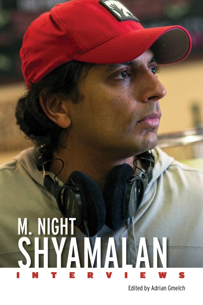 Buchcover zu "M. Night Shyamalan: Interviews". Es zeigt ein Porträt von M. Night Shyamalan.